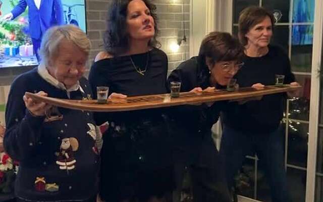 Een shotje met oma, omdat het kerst is