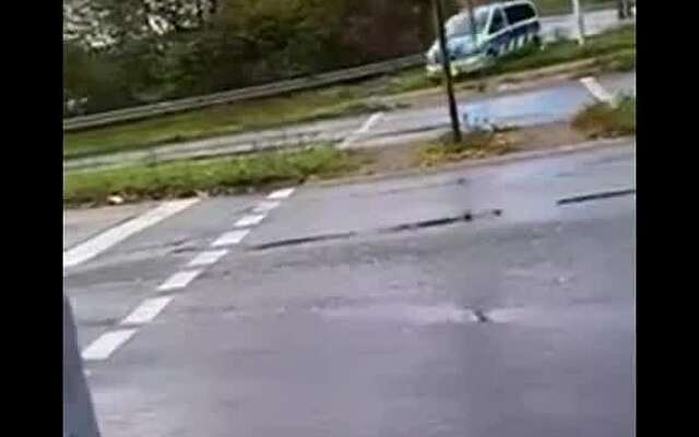 Duitse politie parkeert hem tegen een paal