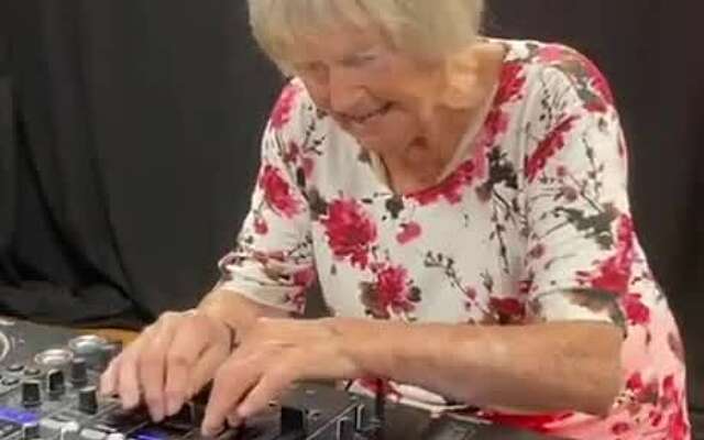 DJ Granny gaat lekker op de wheels of steel