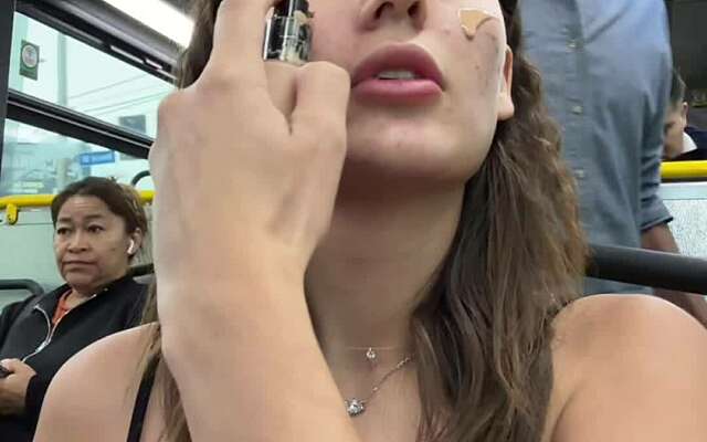 Je make-up bijwerken in de bus gaat prima