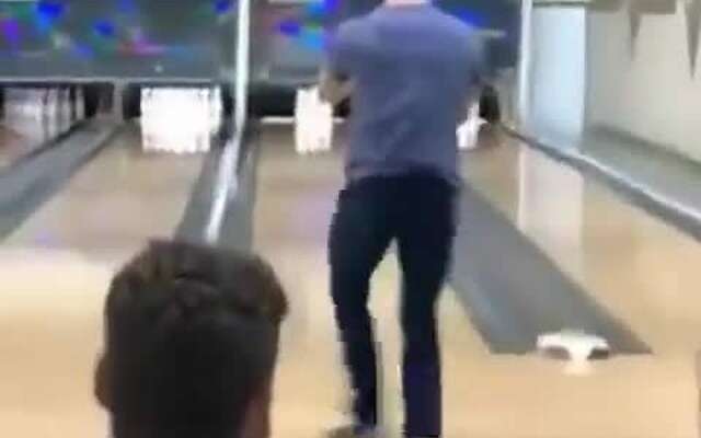 Met een zwabber een potje bowlen