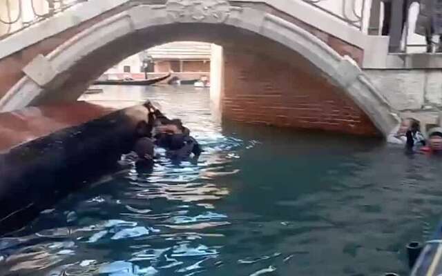 Chinese toeristen dobberen in Venetië