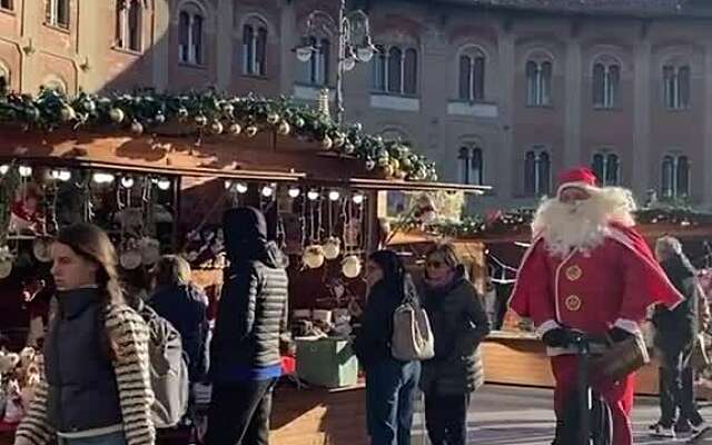 Kerstman heeft zijn slee ingeruild voor een step