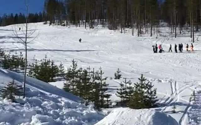 Skiër waagt een sprong in het diepe