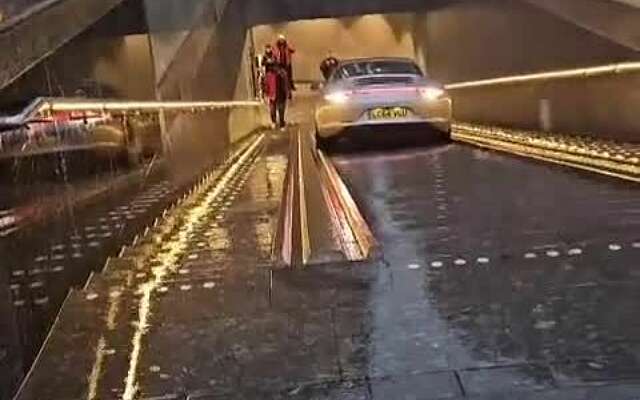 Toerist zoekt parkeergarage voor zijn Porsche in Amsterdam