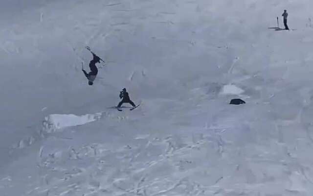 Skiër maakt drievoudige backflip maar landt hem op z'n rug