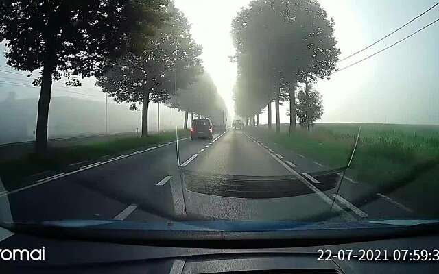 Automobilist moet bij inhaalactie op het laatste moment een vrachtwagen ontwijken