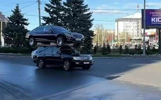 De goedkoopste manier om een Mercedes te vervoeren is bovenop het dak