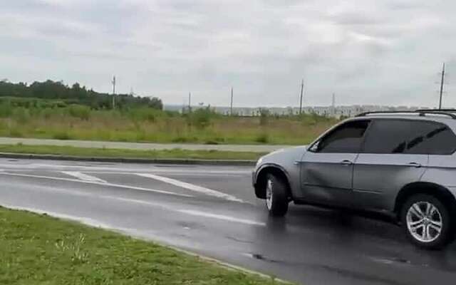 Driften in z'n dikke BMW kost hem zijn rechter achterwiel