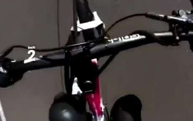 Fietsende waaghals hangt met 272 km/u achter een motor