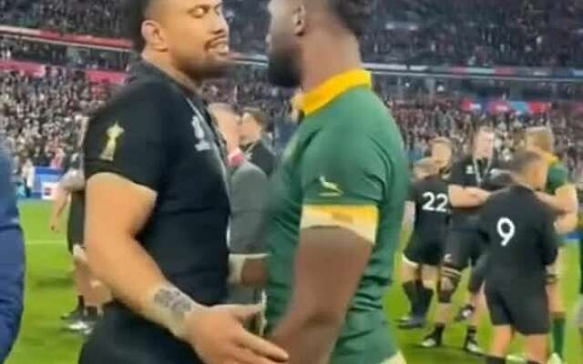 Siya Kolisi en Ardie Savea geven elkaar liefde na de Rugby World Cup-finale