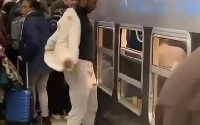 Man heeft geen zin in wachtrij bij de trein en kruipt via het raam naar binnen