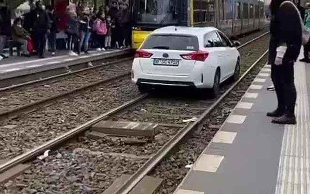 Automobilist probeert via het spoor een stuk af te snijden