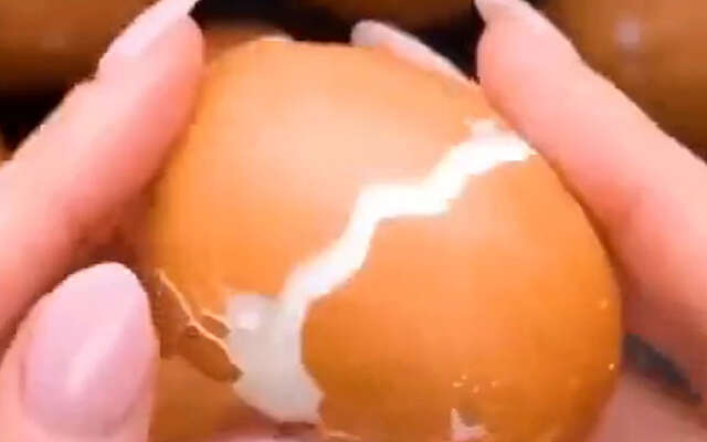 Dankzij deze lifehack wordt eieren pellen een eitje