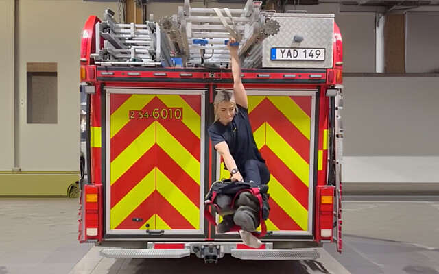 Jezelf in je uniform hijsen terwijl je aan een brandweerwagen hangt is best knap