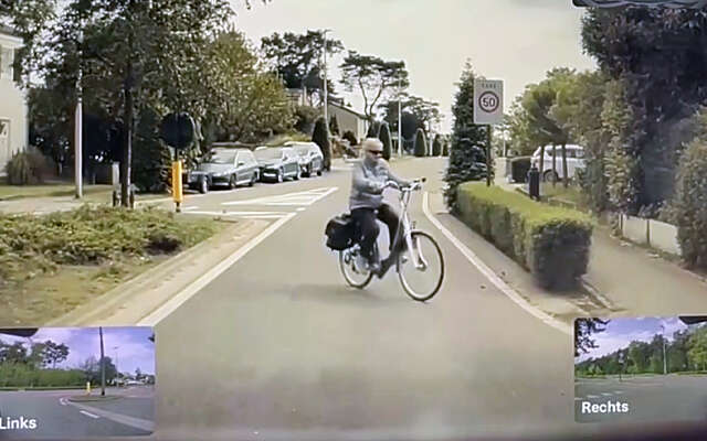 Oma heeft schijt aan de verkeersregels en fietst gewoon de kortste route