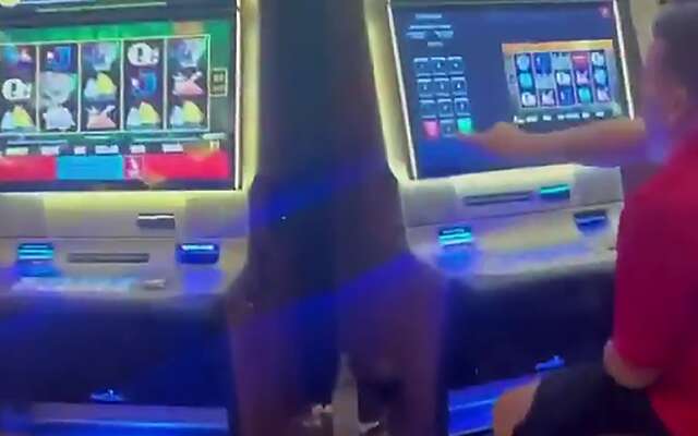 Pro-gokker smijt even 20.000 dollar in een gokautomaat