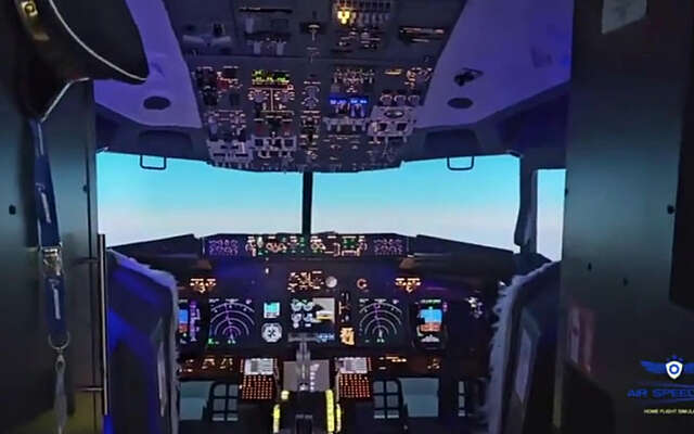 Enthousiasteling bouwt brute Boeing 737-simulator in zijn kelder