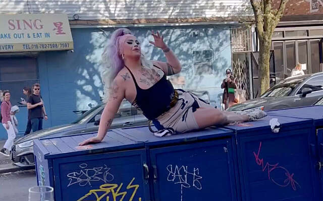 Een afvalcontainer blijkt niet het allerbeste podium voor een Urban Drag Race