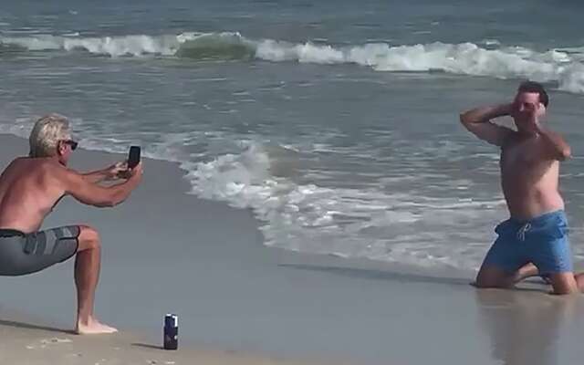 Vaders zetten hun dochters heerlijk voor schut op het strand
