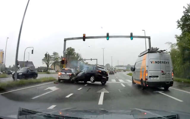 24-jarige klapt vol op stilstaande auto bij stoplicht, dashcammer reageert scherp