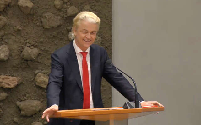 Geert Wilders krijgt de zaal aan het lachen door hilarische reactie op de aanwezigheid van Henk Kamp