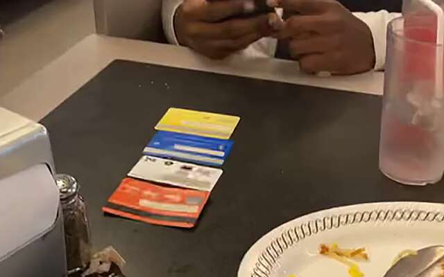 Bij card roulette kiest de serveerster wie er betaalt.