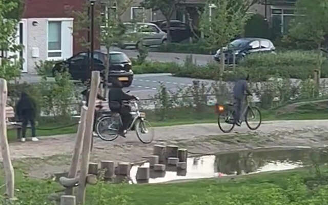 Minderjarig tuig sloopt speeltuin in Didam en scheldt filmende buurvrouw uit