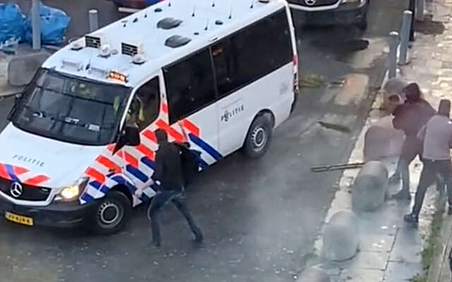 Instant karma voor rellende supporter van FC Utrecht die confrontatie met ME aangaat