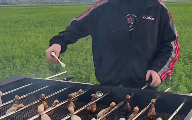 Wist je dat je tafelvoetballen kunt combineren met barbecueën?