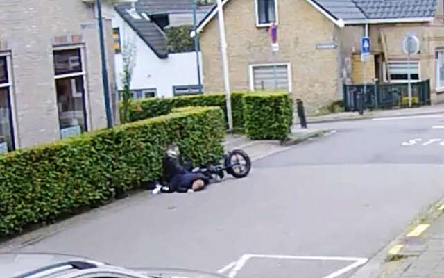 Fatbikers negeren stopbord en worden omvergereden door een passerende auto