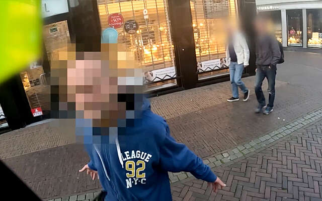 Verwarde man aangehouden die random mensen in Utrecht uitdaagt om te matten