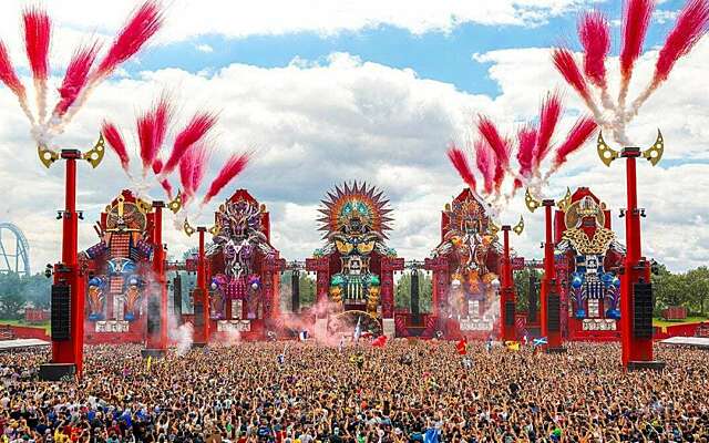 Power Hour 2024: het complete publiek stampt van links naar rechts op Defqon.1