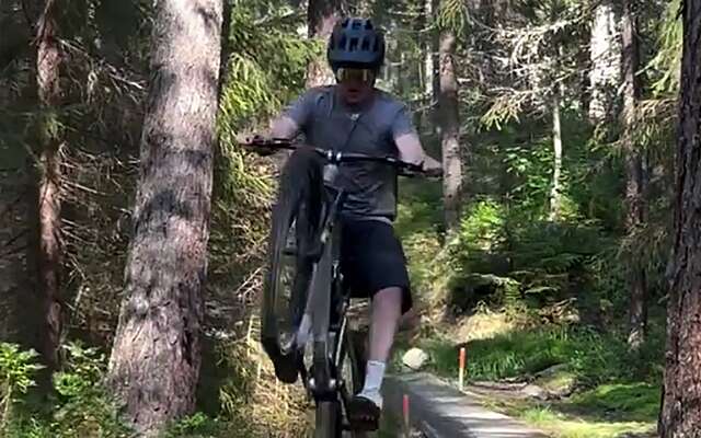 MTB'er showt zijn wheelieskills over smal parcours