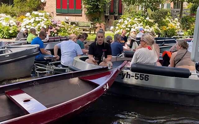 In Giethoorn is het weer complete chaos dankzij domme toeristen in bootjes