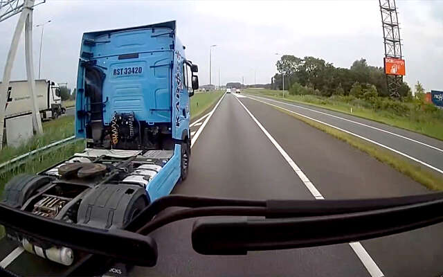 Instant karma voor chauffeur die op de A16 levensgevaarlijk inhaalt via het verdrijvingsvlak