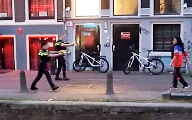 Agenten belachelijk gemaakt na mislukte arrestatie met taser en pepperspray in Amsterdam