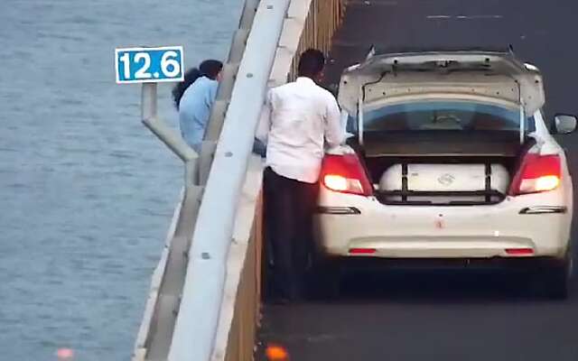 Taxichauffeur is de held van de dag na spectaculaire redding op een brug in Mumbai