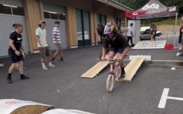 Wedstrijd op mini-BMX eindigt plat op het asfalt