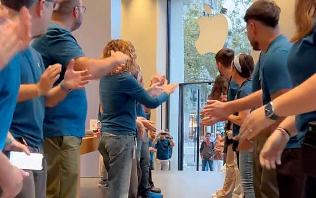 Als de eerste klant voor de iPhone 16 binnenkomt