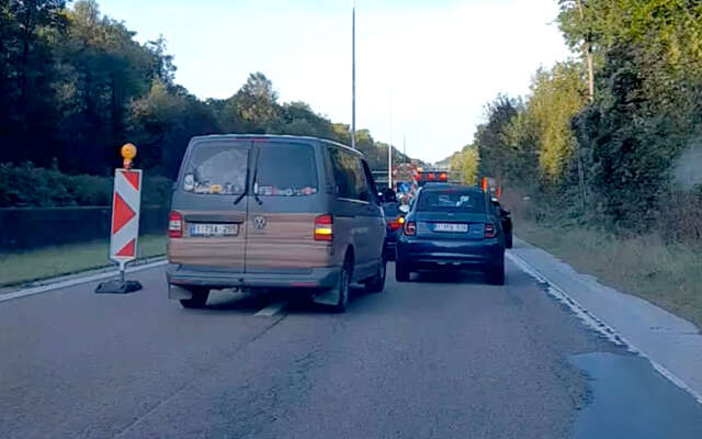 Asociaal Belgisch busje drukt hem er keihard voor op de ring van Brussel