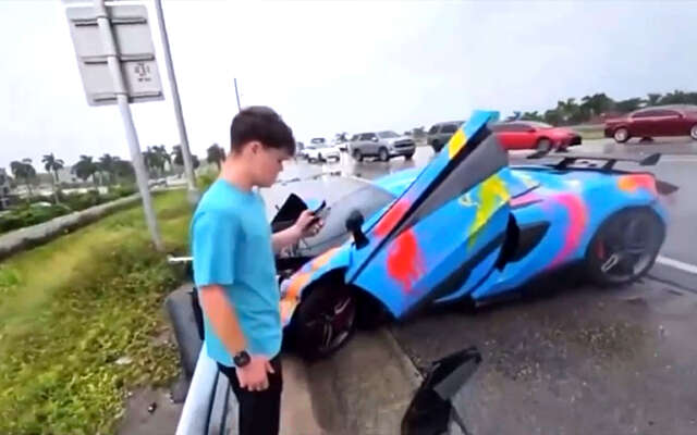 Omstreden YouTuber Jack Dorethy crasht z'n McLaren van $200.000 tijdens het streamen