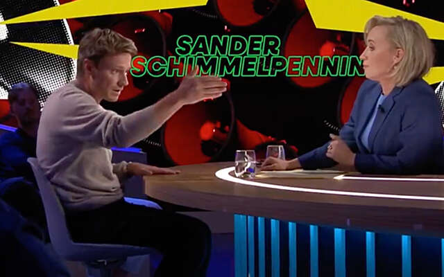 Sander Schimmelpenninck gaat er met gestrekt been in en zet Eva Jinek met mond vol tanden