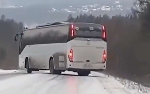 Bus vs sneeuw vs behoorlijk steile helling