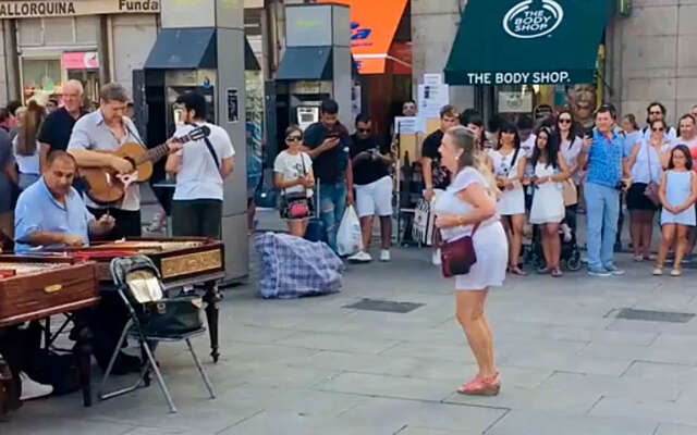 Vrouw zorgt meteen voor een ontspannen sfeer bij wat straatmuzikanten in Madrid