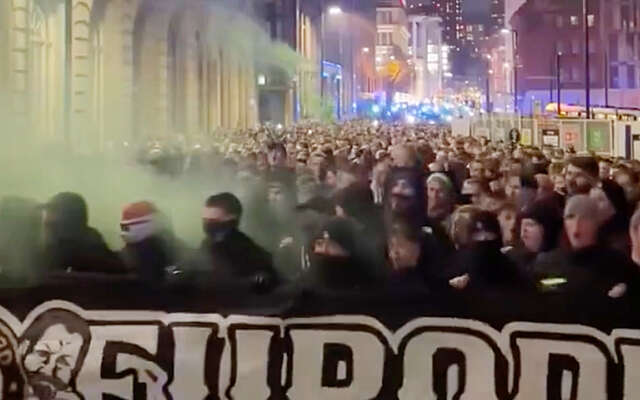 Feyenoord-fans trokken met vuurwerk massaal door de straten van Manchester