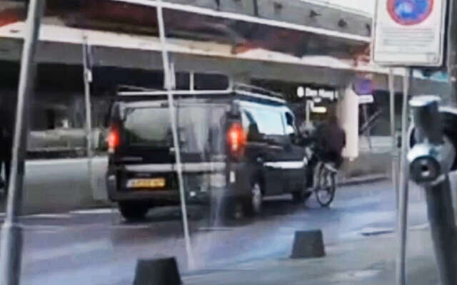 Busje met haast rijdt fietser bijna dood bij station Hollands Spoor in Den Haag