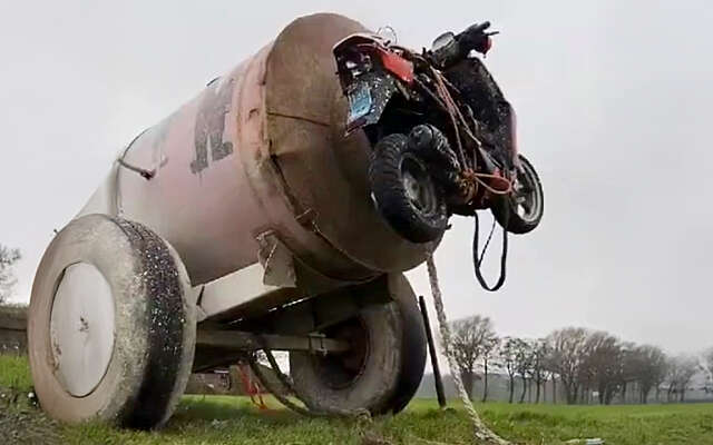 Martijn (de gekste) verstuurt zijn scooter elk jaar via de carbidexpress