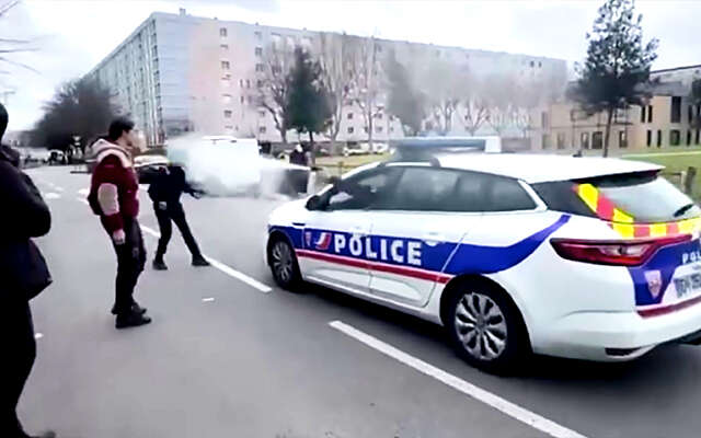 Franse politie wimpelt relschoppers af met een lading peperige eau de cologne