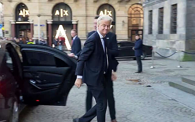 Geert Wilders gaat bijna op zijn muil tijdens bezoekje aan Koninklijk Paleis Amsterdam (VIDEO)